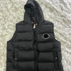 Moncler väst - Moncler väst! Bra skick! Storlek S. 