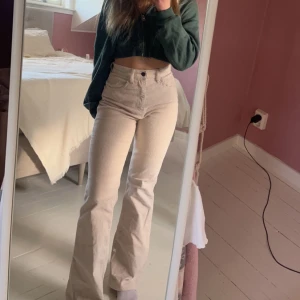 manchester byxor - Bootcut manchesterbyxor från levis🩷 Några små prickar längst ner på ena benet så priset kan diskuteras 