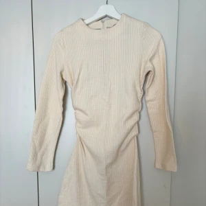 Klänning - HM - Klänning i väldigt fint material från Hm, aldrig använd. Storlek 34 men passar även 36. 