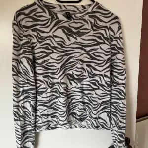 Mjuk tröja med zebratryck från h&m. Aldrig använd, passar xs-m🩷