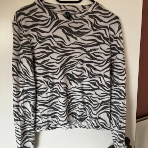 tröja - Mjuk tröja med zebratryck från h&m. Aldrig använd, passar xs-m🩷