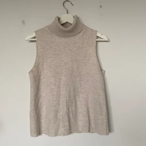 Halv polo - ZARA  Vit/beige halv polo S Använd fåtal ggr