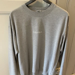 Calvin Klein tröja - Mycket fin Calvin Klein tröja som är använd i ca 6 månader. Väldigt fin i skicket och passar folk S/M. Säljes på grund av att den inte längre passar mig. Hör av dig om du har några fler frågor😄