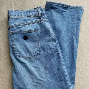 Knappt använd Abrand Jeans. Straight leg fit. 95 MID STRAIGHT TALL SYDNEY.  Superfina men tyvärr för stora för mig.  