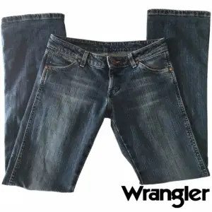 Så snygga lågmidjade utsvängda jeans från Wrangler! Midjemått 76cm Innerbenslängd 79cm Grenhöjd 19cm
