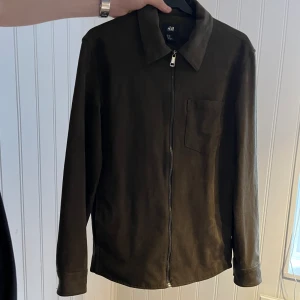 Mörkgrön overshirt  - Snygg mörkgrön overshirt i skönt material | skick 9/10 | storlek: XS (stor i storleken) | Pris: 249 | Perfekt overshirt/ skjorta som inte längre säljs | Fraktar via PostNord och Instabox på köparens bekostnad:)  Hör av dig vid frågor:)