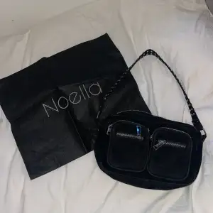 Säljer min svarta Noella väska i mocka med silver detaljer då den inte kommer till användning. Nypris: 800kr, knappt använd. Dustbag och ett längre band medföljer. Pris går att diskutera.
