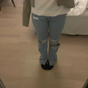 Jeans - Super snygga jeans!❤️‍🔥använda en del men i bra skick! Jag är 168 och de är rätt långa på mig. Mer ljusblå i färgen än vad som syns på bilden. 34 men passar 36 också.