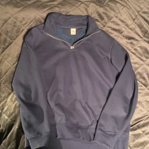 Quarter zip  - Quarter zip ifrån zara  Står XL men passar bättre på L Pris kan diskuteras 