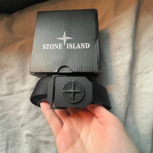 Stone island Bälte - Stone island bälte Använt fåtal gånger Fint skick Skriv för fler frågor och bilder  Pris kan diskuteras vid snabb affär!! Fraktas inom 2 dagar!🚚📦