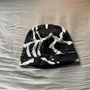 Arcteryx mössa - Riktigt stilig Arcteryx mössa köpt från Nk, säljer pga att den inte kommer till användning ( sparsamt använd ) ny pris 500kr