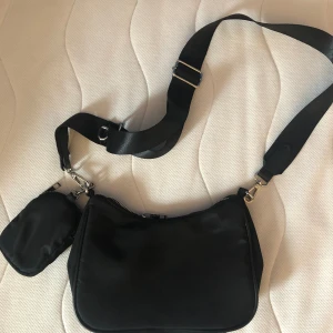 Svart väska - Svart väska, köpt på New Yorker för 180kr. Använd fåtal gånger. 