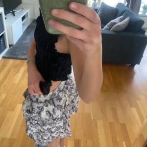 Gullig kjol❣️ - Jättefin kjol från Little remix i storlek 12 år men skulle säga Xs-M då den har resår! Använt ett fåtal gånger, jätte fint skick. Perfekt till sommaren & går att styla så snyggt❣️ Pris går att diskutera, kontakta mig vid fler bilder🥰