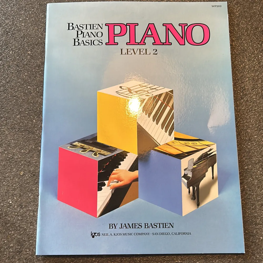 En helt ny engelsk pianobok, bastien bit för bit 2 av James Bastien. I boken lär man sig sånger, ord och noter. Fråga gärna för för fler bilder🤍. Övrigt.