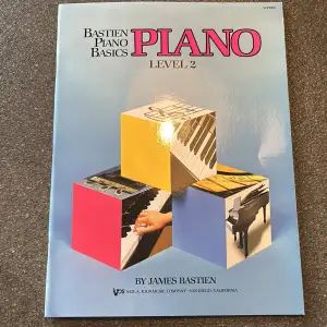 En helt ny engelsk pianobok, bastien bit för bit 2 av James Bastien. I boken lär man sig sånger, ord och noter. Fråga gärna för för fler bilder🤍