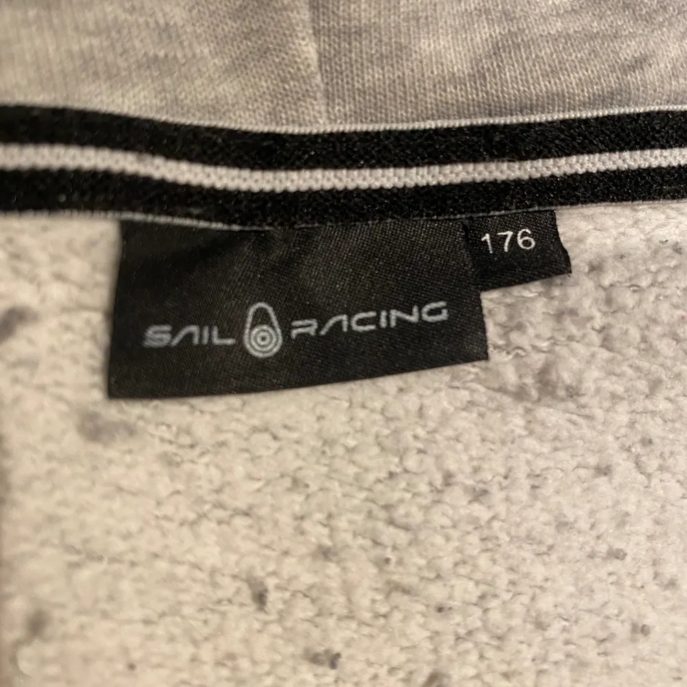 En grå Sail racing tröja i storleken 176. Den är i mycket bra skick och inte några defekter. Tveka inte på och ställa frågor. Priset är ej hugget i Sten . Hoodies.