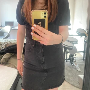 Svart jeanskjol från Gina - En svart jeanskjol med storlek 36 från Gina tricot. Bara används ett fåtal gånger. Skriv meddelande ifall du vill se fler bilder eller har några frågor💕