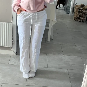 Linnebyxor  - Linnebyxor i storlek Xxs från hm, endast använda 1 gång. Som man ser på sista bilden är dom lite ”rutiga”. Slutsålda på hemsidan 💕