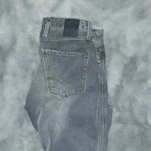 Replay Anbass - Tja, säljer mina Replay anbass då jag inte använder dem längre. De finns inga defekter på jeansen o de är som ny. Va inte rädd att ställa frågor eller något sånt liknande!