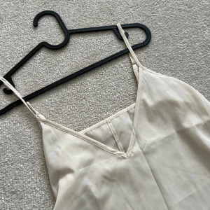 Underklänning  - 2 stycken beiga underklänningar som går till knäna.   Aldrig använda, säljer pga detta.