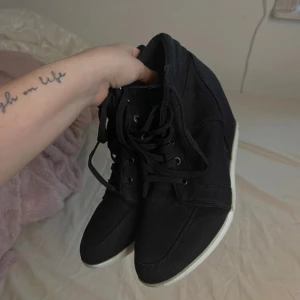 Klackar  - Sköna skor med klack. Använda men fortfarande fint skick.