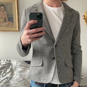 Stickad kavaj  - Tja! Säljer nu denna stickade kavaj som man lätt kan dressa upp och ned! Fint skick! Vet ej storlek men skulle säga att den sitter ungefär som en storlek 46. Jag är 180 och den är lite liten för mig. Bara att höra av sig om det är några funderingar😊