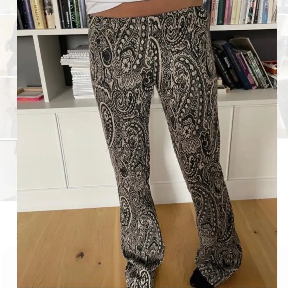  Paisley mönstrade byxor i mjukt tyg och bootcut modell! . Jeans & Byxor.