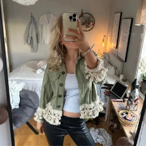 Vårjacka - Skit snygg vårjacka från zara🤩🤩🤩 gammal modell och finns inte att få tag på längre!💗som ny!