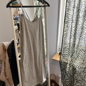 Grå klänning - Gott skick knappt använd 