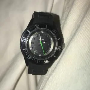 Säljer nu min klocka för använder inte den  Fick den som present helt ny bara använt den 1 gång priset kan diskuteras vid snabb affär  