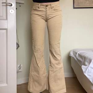 Lågmidjade bootcut machesters jeans. Jag på bilderna är 163cm lång och brukar ha strl 34/36 i det mesta och dessa är något små och långa💗