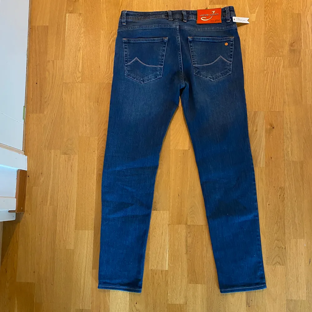 Tja! Säljer ett par Jacob Cohen jeans som gör handsydda jeans i södra Italien. Jeansen är storlek 31. Skicket är 9/10 inga defekter och varsamt använda. Vid frågor är de bara höra av dig🙌. Jeans & Byxor.
