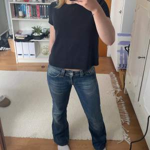 Supersnygga jeans med prislapp kvar!! Säljer då de inte passar💗nypris: 600! Midjemått rakt över: 37 cm innerbenslängd 74 cm!