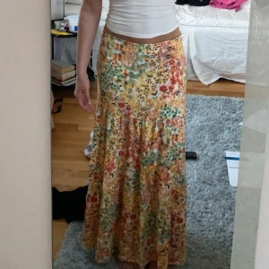 Blommig långkjol - Superfin blommig långkjol, första bilden är min och andra är tjejens jag köpte av. Aldrig använd av varken mig eller henne så nyskick! Såå fin till sommaren, jag är 160cm💗