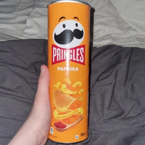 Paprika pringles  - Jag va hungrig så jag åt lite den är andvänd snälla köpa jag behöver para brur🐒🍉🔥🥶🥶