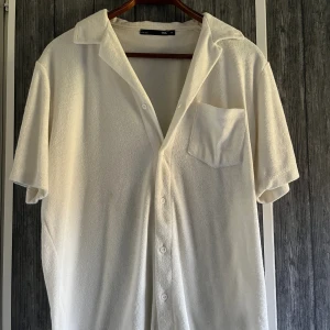 Frote skjorta - En snygg frote skjortan. Skjortan har små skavanker men inga hål. Liten fläck nere åt höger men syns knappt, går o ta bort. Även kan förekomma lite solblekt vid nacken.