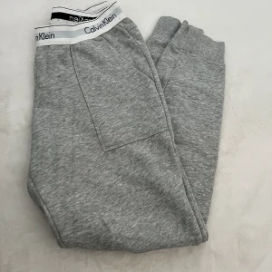 Mjukisbyxor - Supersnygga mjukisbyxor från Calvin Klein🤍✨