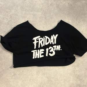 svart cropad off shoulder t-shirt friday 13th tryck. vita tröjan under följer inte med💞