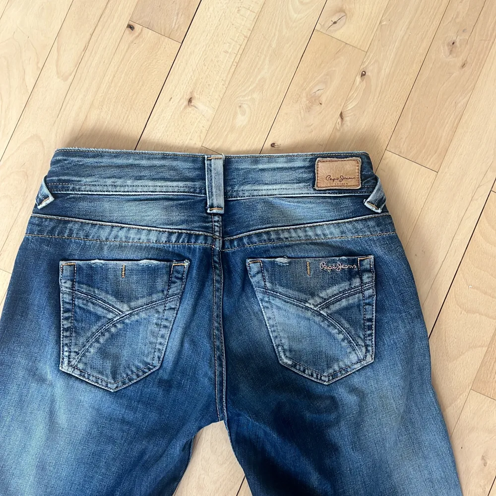Mörkblå jeans från pepe jeans. Midjemått:36 tvärsöver  Innerbenslängd: 78 cm Jag är 170 . Jeans & Byxor.