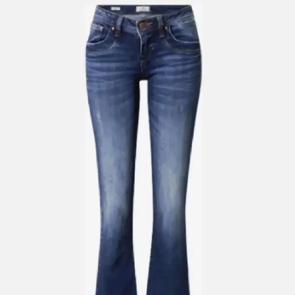 Säljer dessa lågmidjade mörkblå ltb jeans i storlek 25/34💕. Jeans & Byxor.