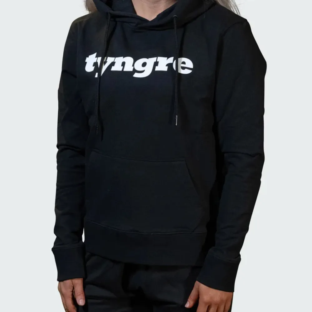 Bra skick. Säljer då jag den inte kommer till användning längre. Köpt för 600kr🩵. Hoodies.