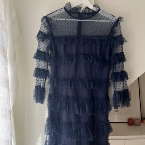 By Malina carmine Dress small  - Klänning från By Malina i storlek S, mörkblå. Använd endast en gång och säljer nu pågrund att den inte kommer till användning för min del🥰