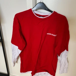 Oversized tröja  - Röd och vit tröja kombinerad T-shirt och långärmad tröja med tryck på ryggen.   Oversized