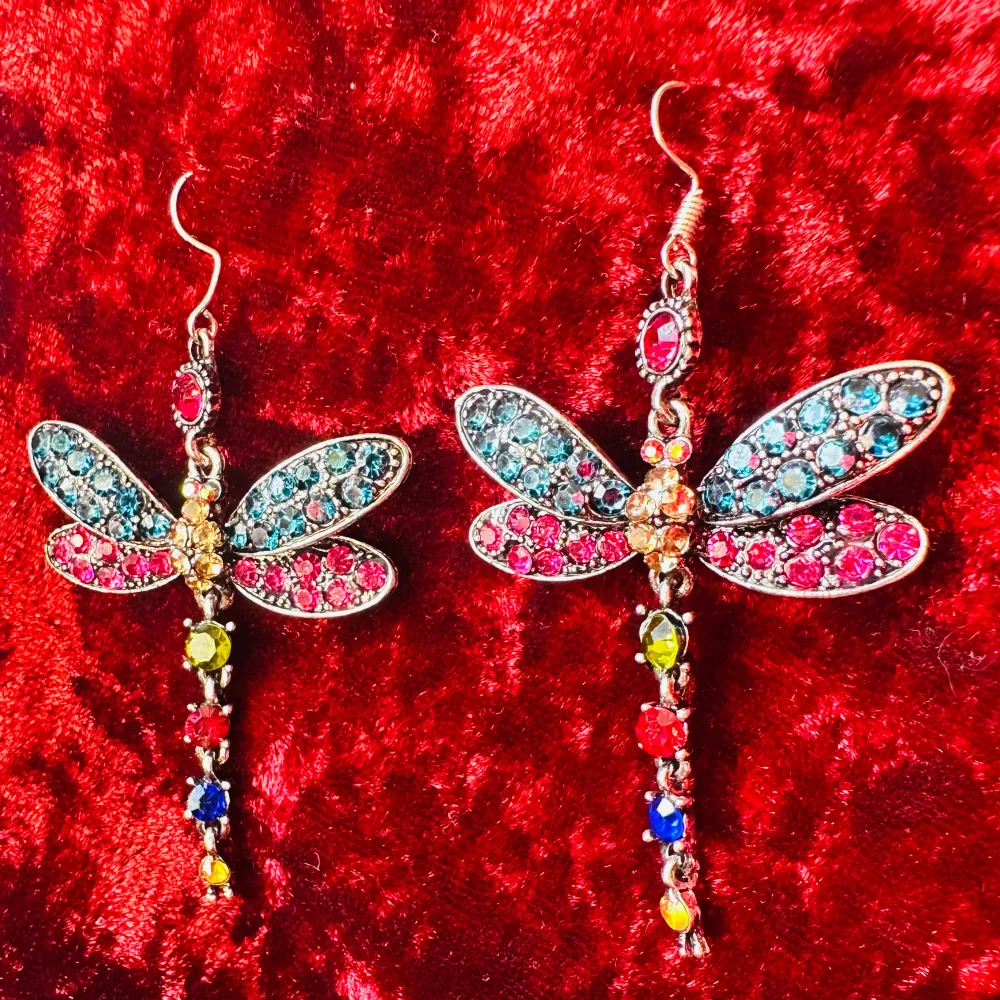 Stora mångfärgade vackra glittrande örhängen i form av fjärilar.   Krokar.  Längd 7,5 bredd 4,3 cm.   Nya och oanvända.   Ett par riktiga wow-örhängen! Du får garanterat komplimanger med dem här på!  Lätta och fina att bära. . Accessoarer.