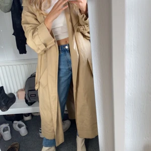 Trenchcoat  - En superfin oversize trenchcoat från Levi’s. Har inte kommit till användning, så i nyskick.🧡