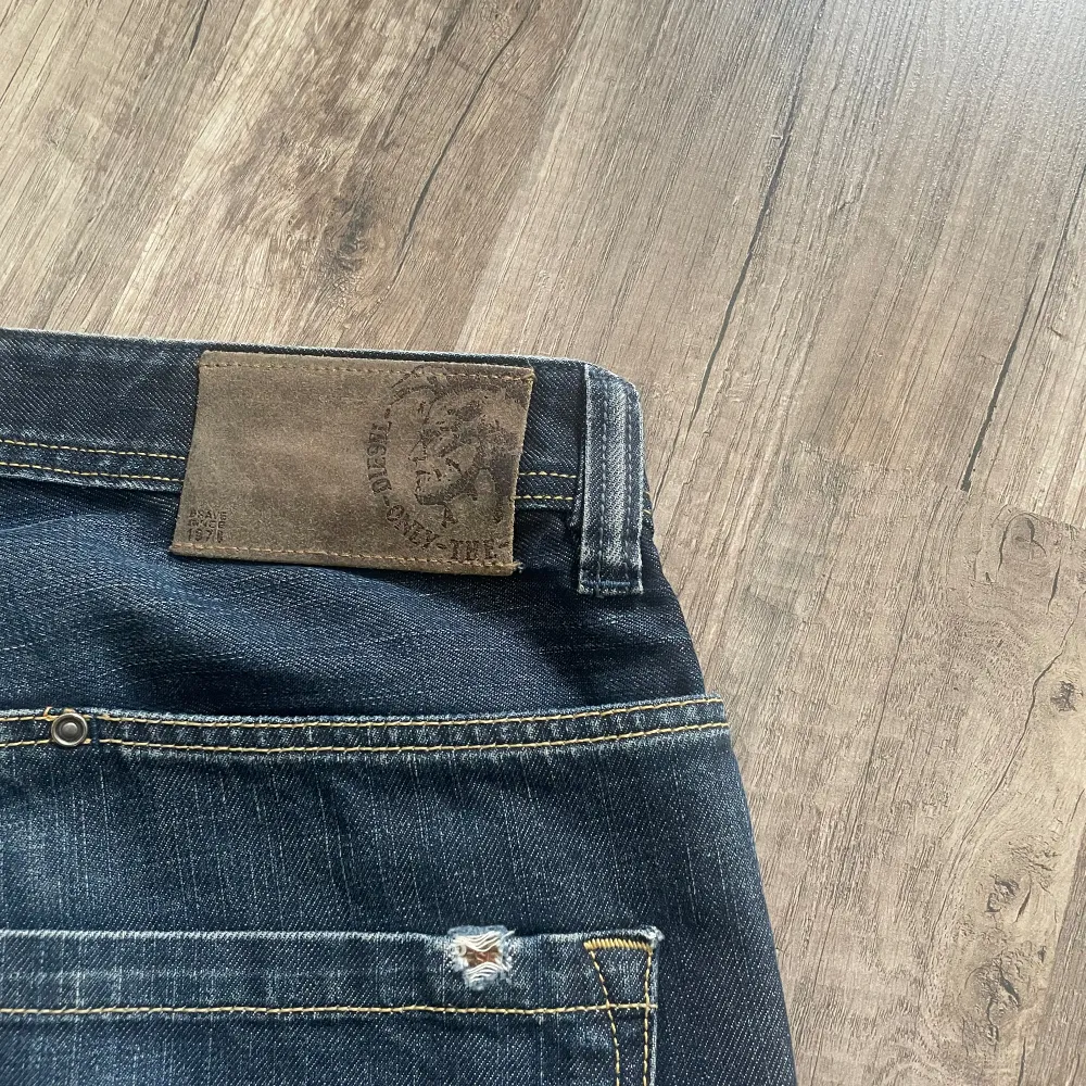 Vintage Diesel jeans i raw denim Skick 8/10 (avlklippta) 200kr Stl 34/32. Jeans & Byxor.