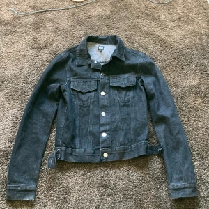 Jeans jacka  - Snygga svart jeans jacka med mycket  snygg jeans jacka med mycket detaljer, bara använt 4 gånger så den är typ hel ny!! pris kan diskuteras och kontakta gärna innan du köper och om minsta lilla fundering  