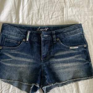 Ett par Lågmidjade jeans shorts från Levis. Dem har ingen storlek men skulle säga xs. Midjemått är 34. Inga fläckar eller skador❤️