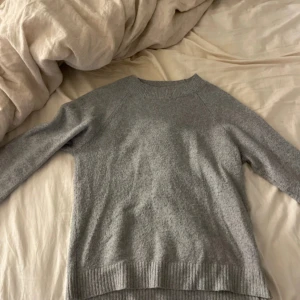 Grå stickad - Säljer då jag har två likadana!