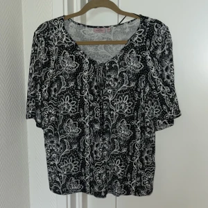 Blus - Fin blus i viscose  Stl XS men passar även S Säljer pga kommer inte till användning